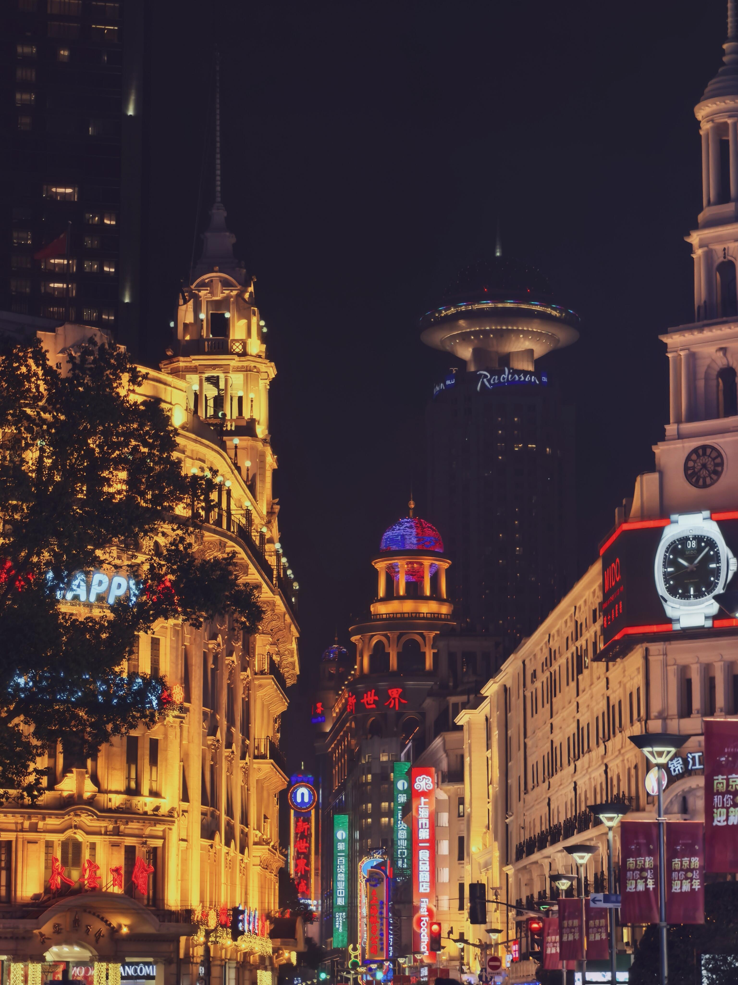 从南京路步行街可以直接走到外滩,看到对岸的东方明珠夜景～ 人好多啊