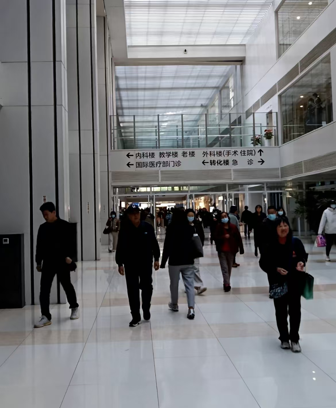 不过门诊楼每层都有共享充电宝和直饮水也算弥补了停车难的糟心