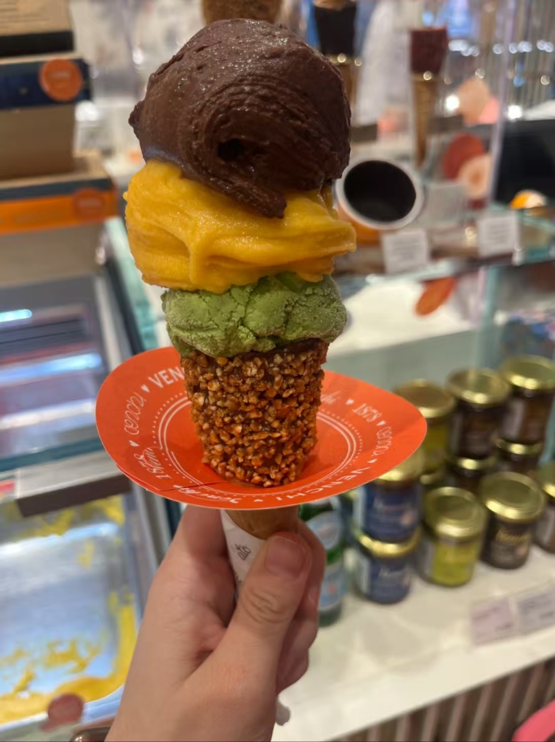 在正佳吃了venchi的雪糕巧克力味道爱了爱了～杏也不错适合夏天