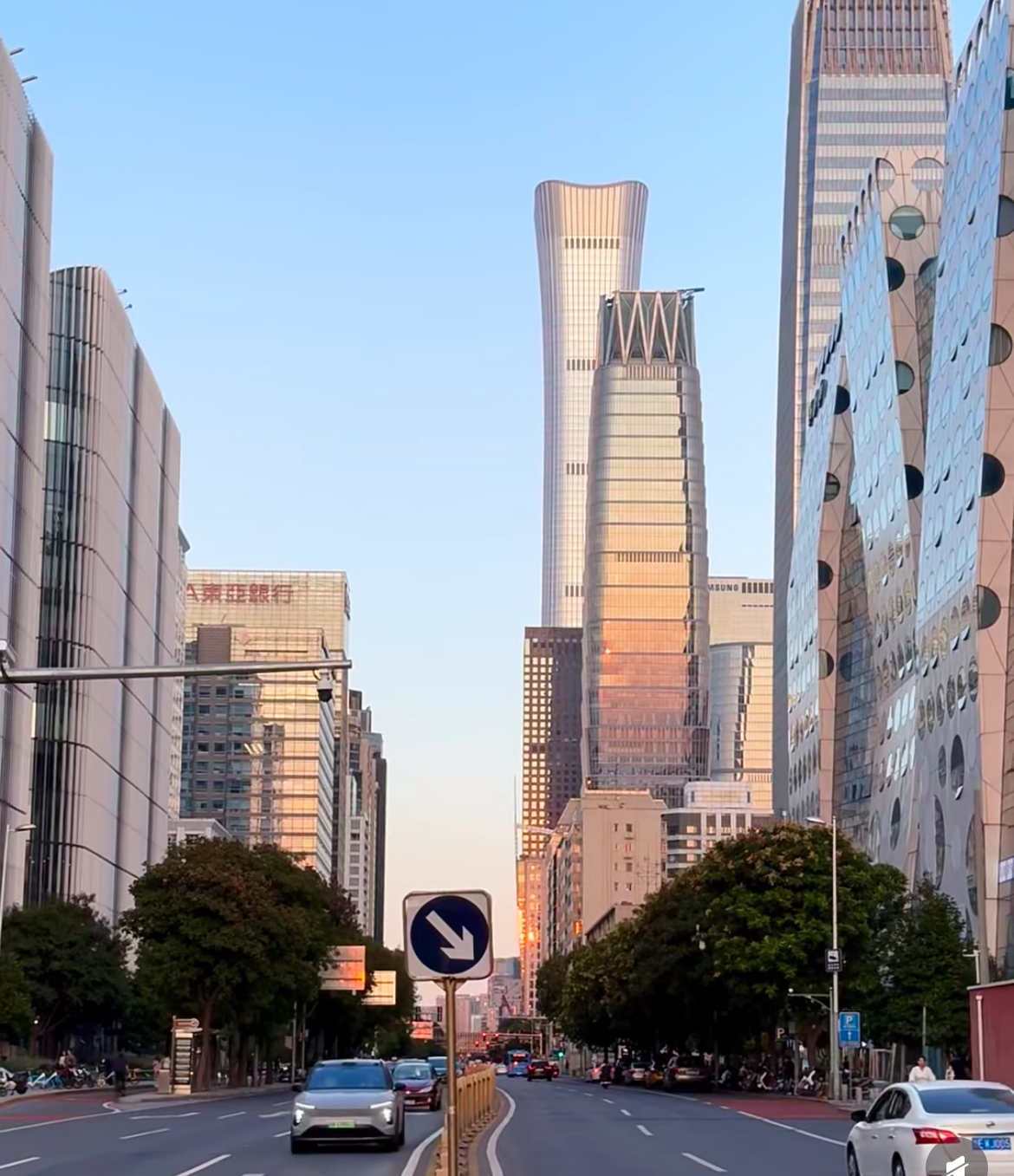 本来想着在国贸 cbd 拍大楼能轻松点结果发现那些大楼又高又密集想