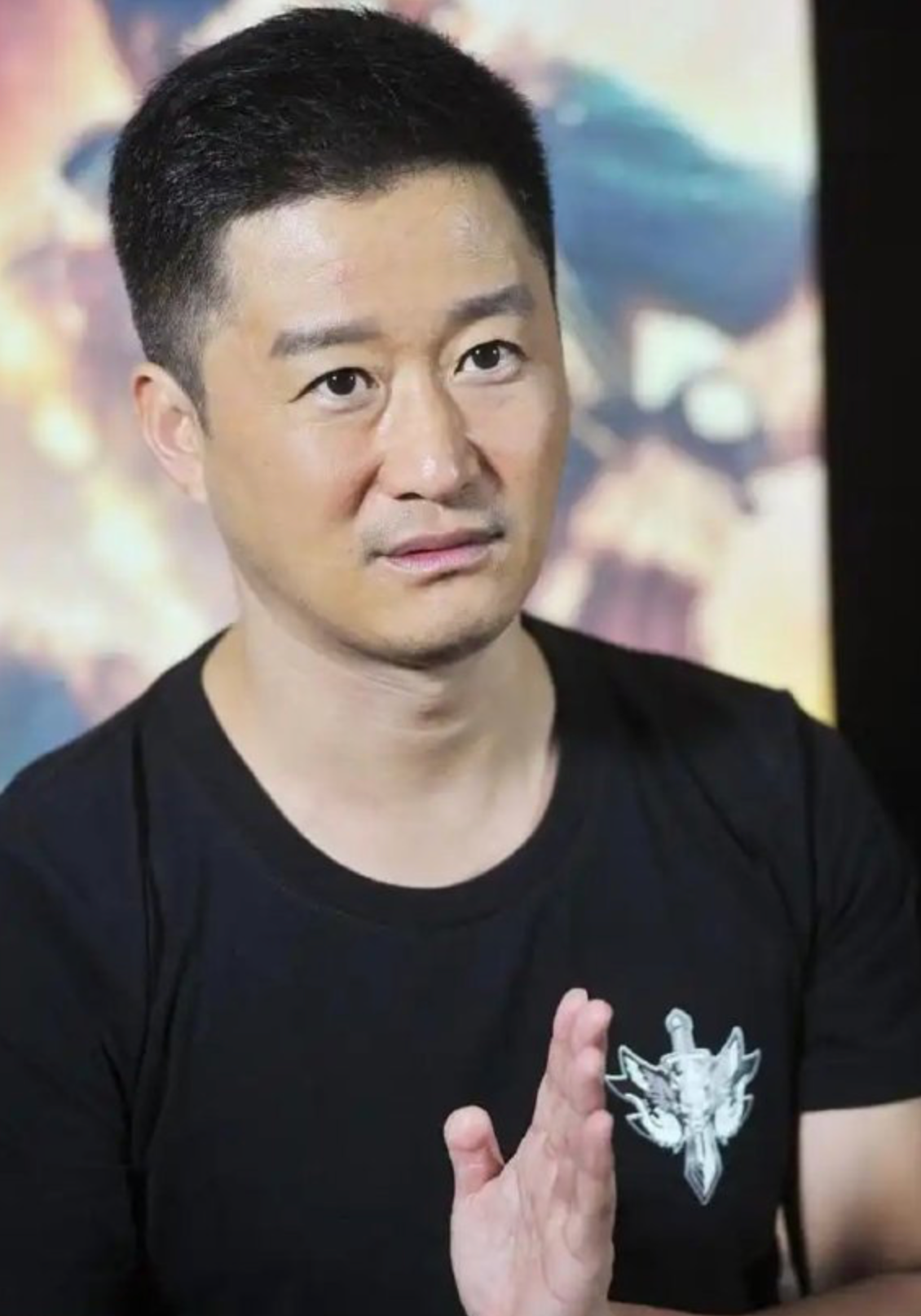 吴京他不是在摇脑袋,他主要是因为神经一直保持警惕,总感觉有个狙击