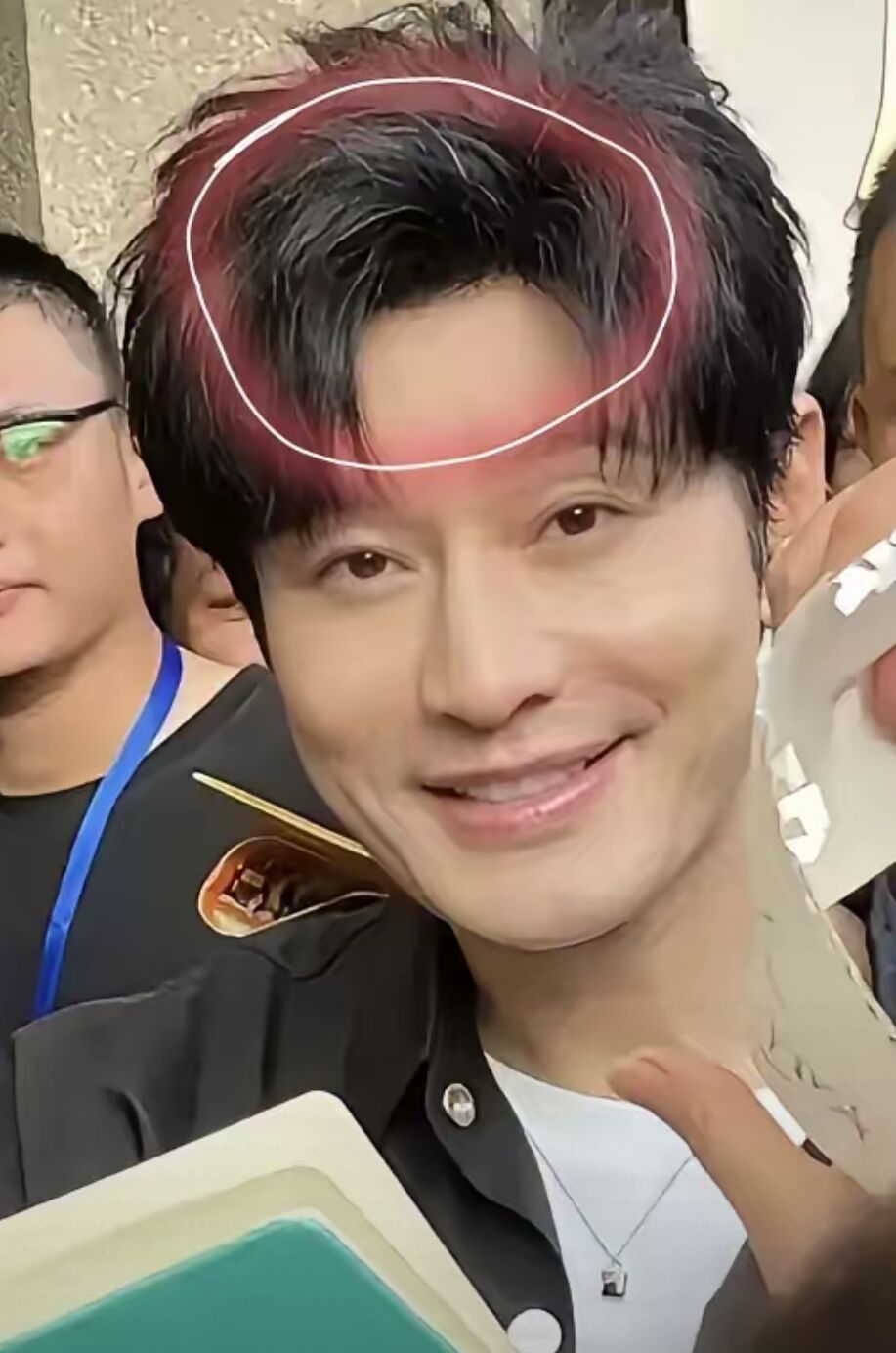 黄晓明应该没有戴假发, 他前面的头发都有好多白发了, 要是戴的假发