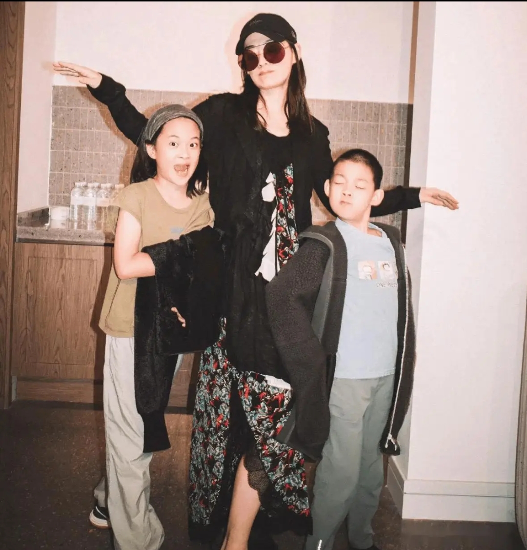 梅婷好幸福两个孩子都这么大了女儿长得很秀气像妈妈多一些儿子像