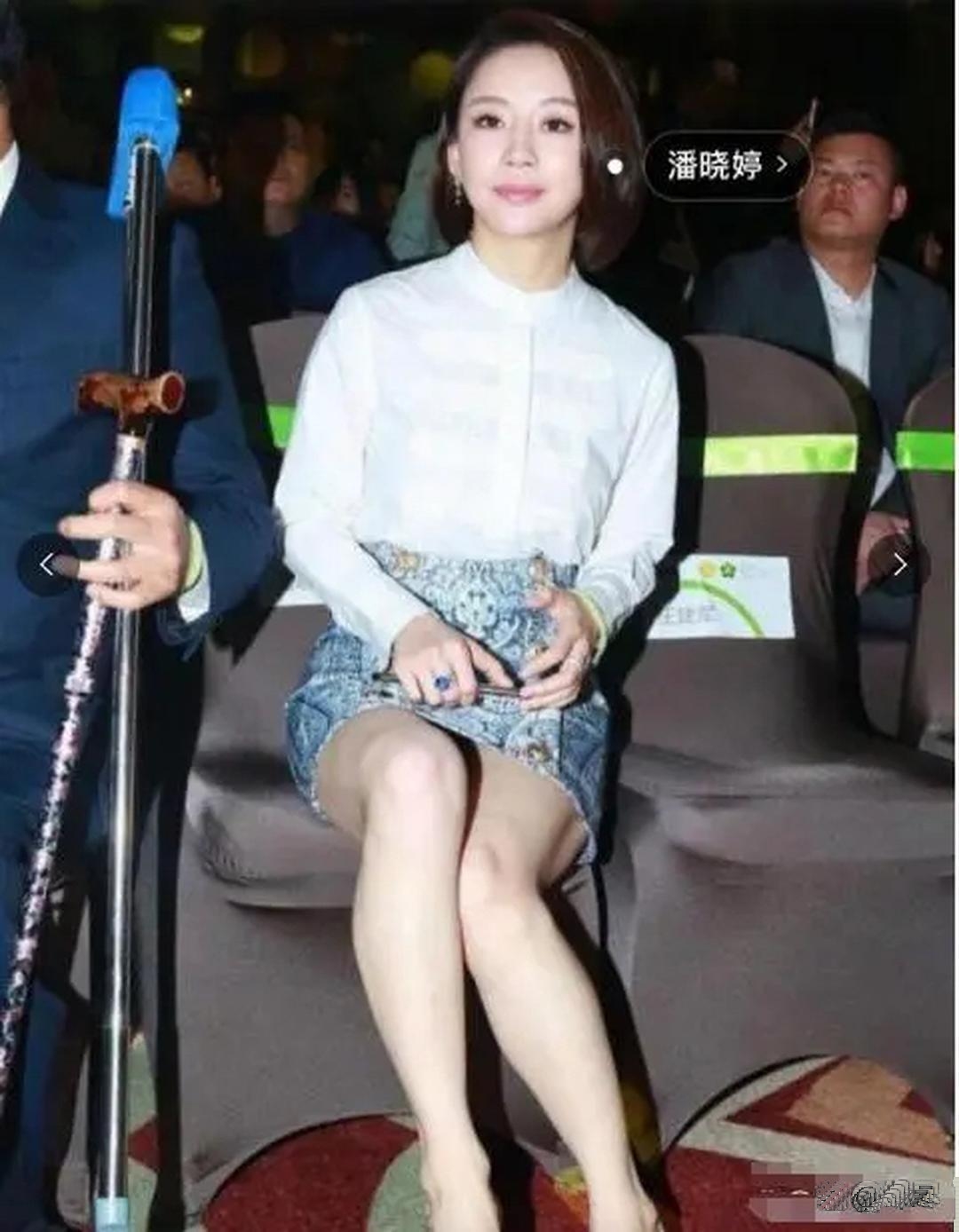 九球天后潘晓婷这坐姿为了不走光也是拼了坐姿实在有点不够美观
