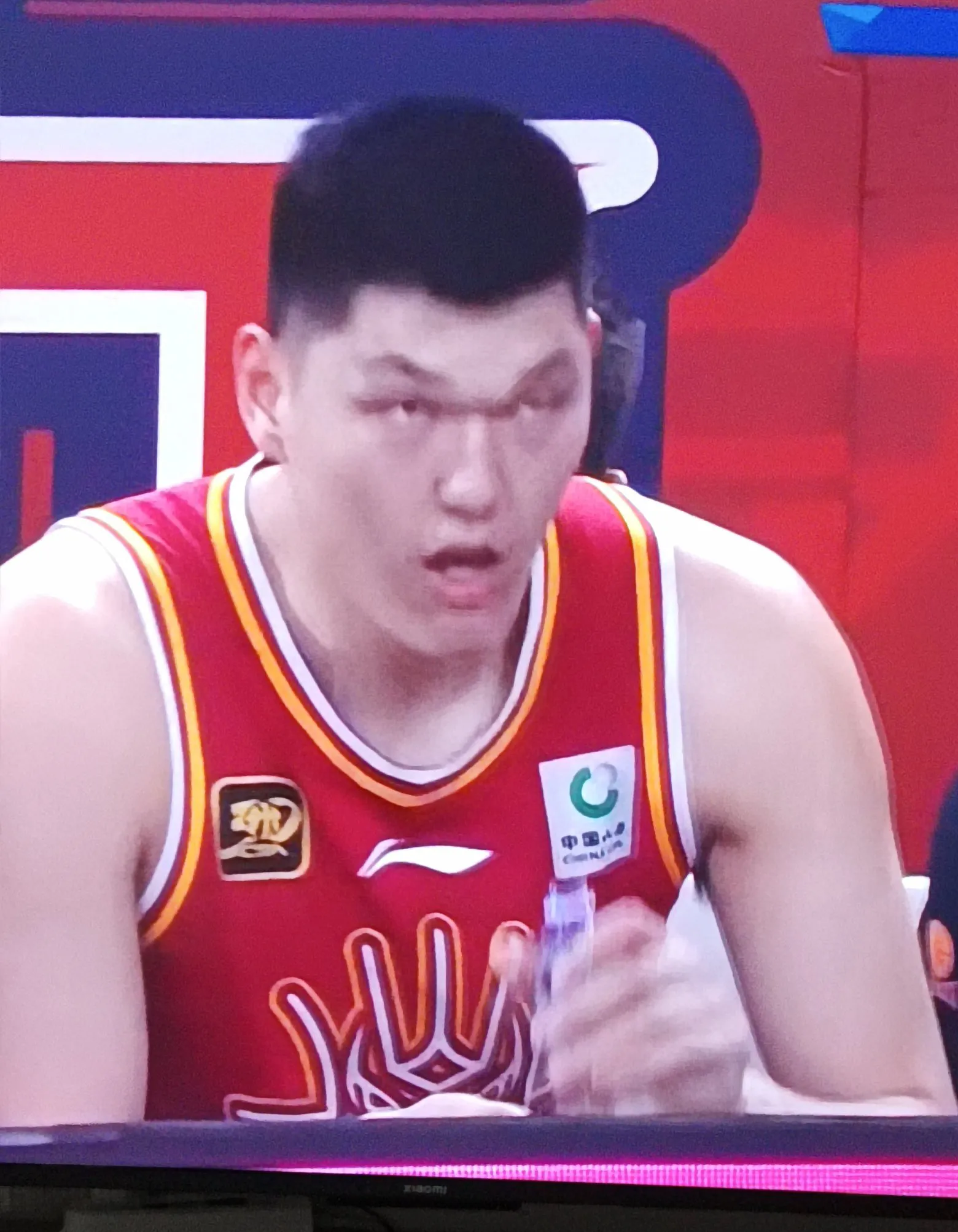 第一节,刘传兴投中三分,山西以15:10领先5分