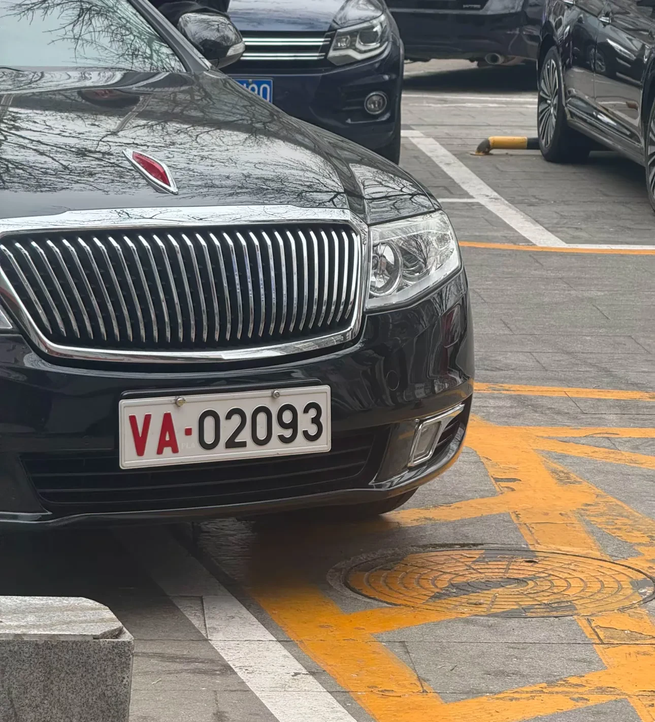 第一辆是京v系列的大哥,是va系列的大爷