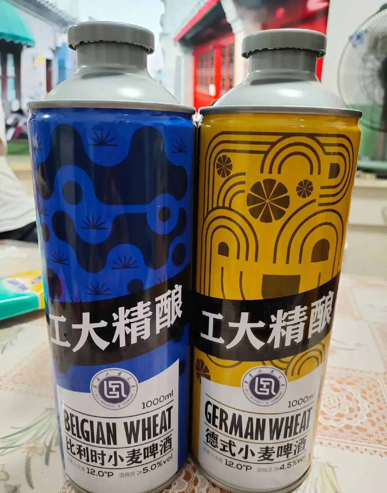 们一起吃饭,他们拿出了自家酿的白酒,虽然没标度数,但倒出来酒液挂杯