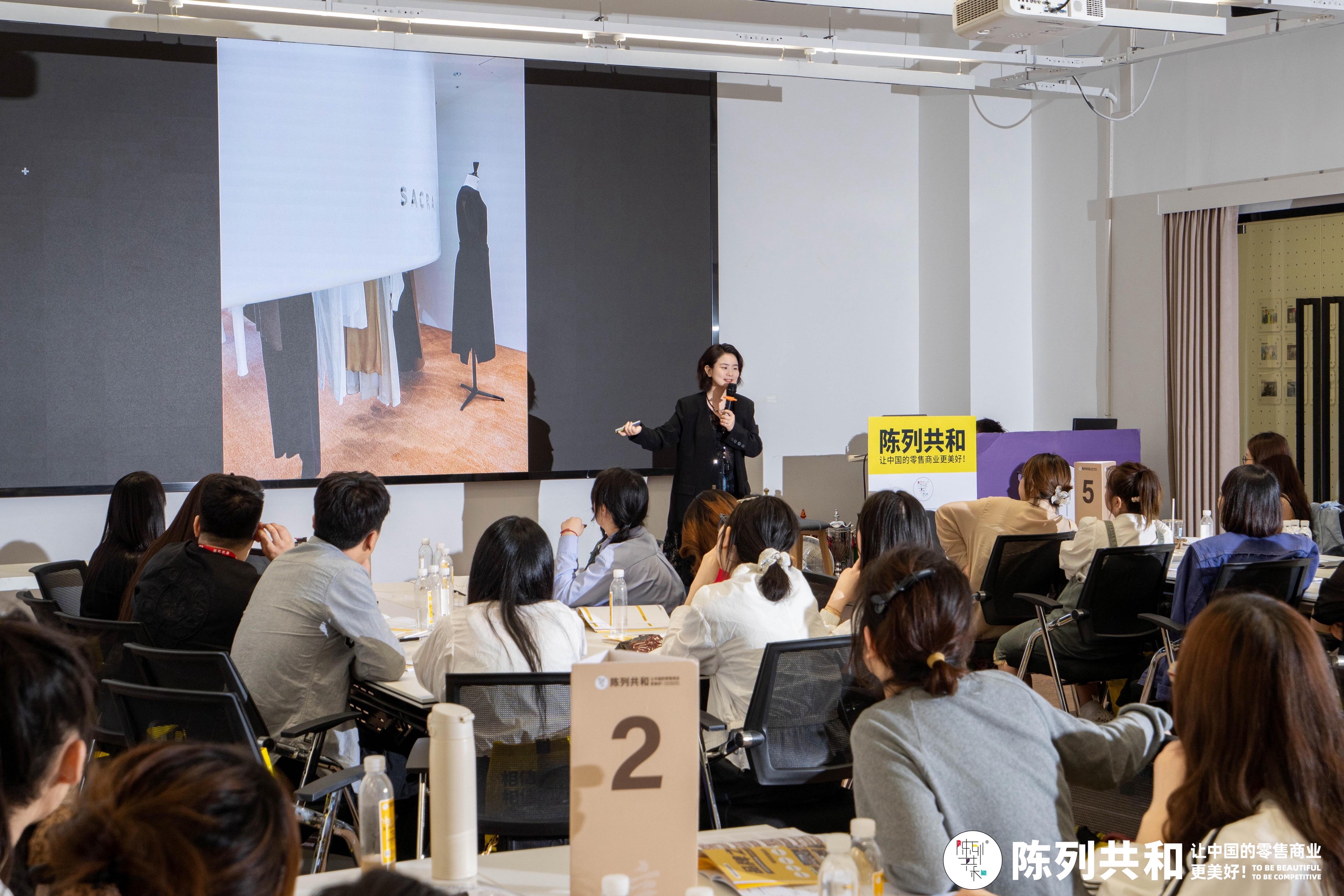 来自全国的服装人汇聚一堂,满是惊喜与感动 每一个技巧的学习,每