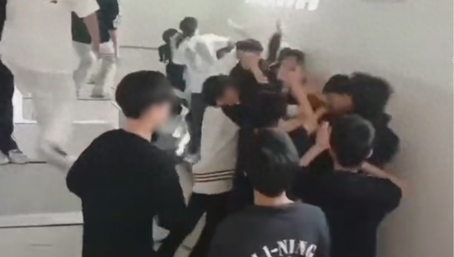 重庆秀山3名学生遭二十多人公厕群殴 近日,重庆秀山