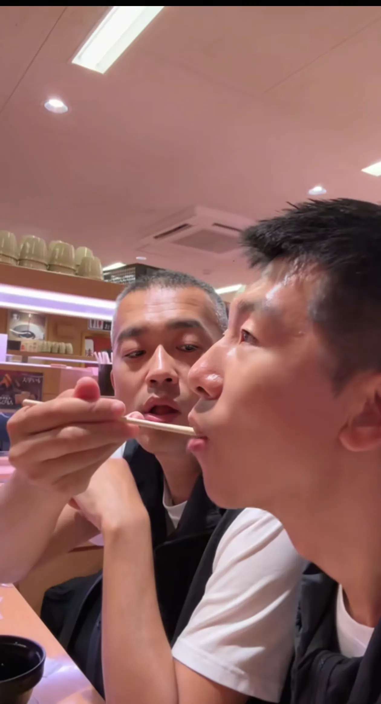 起来都特别帅,个子也都在180以上,如图所示,年纪稍大的那个男生叫毛毛