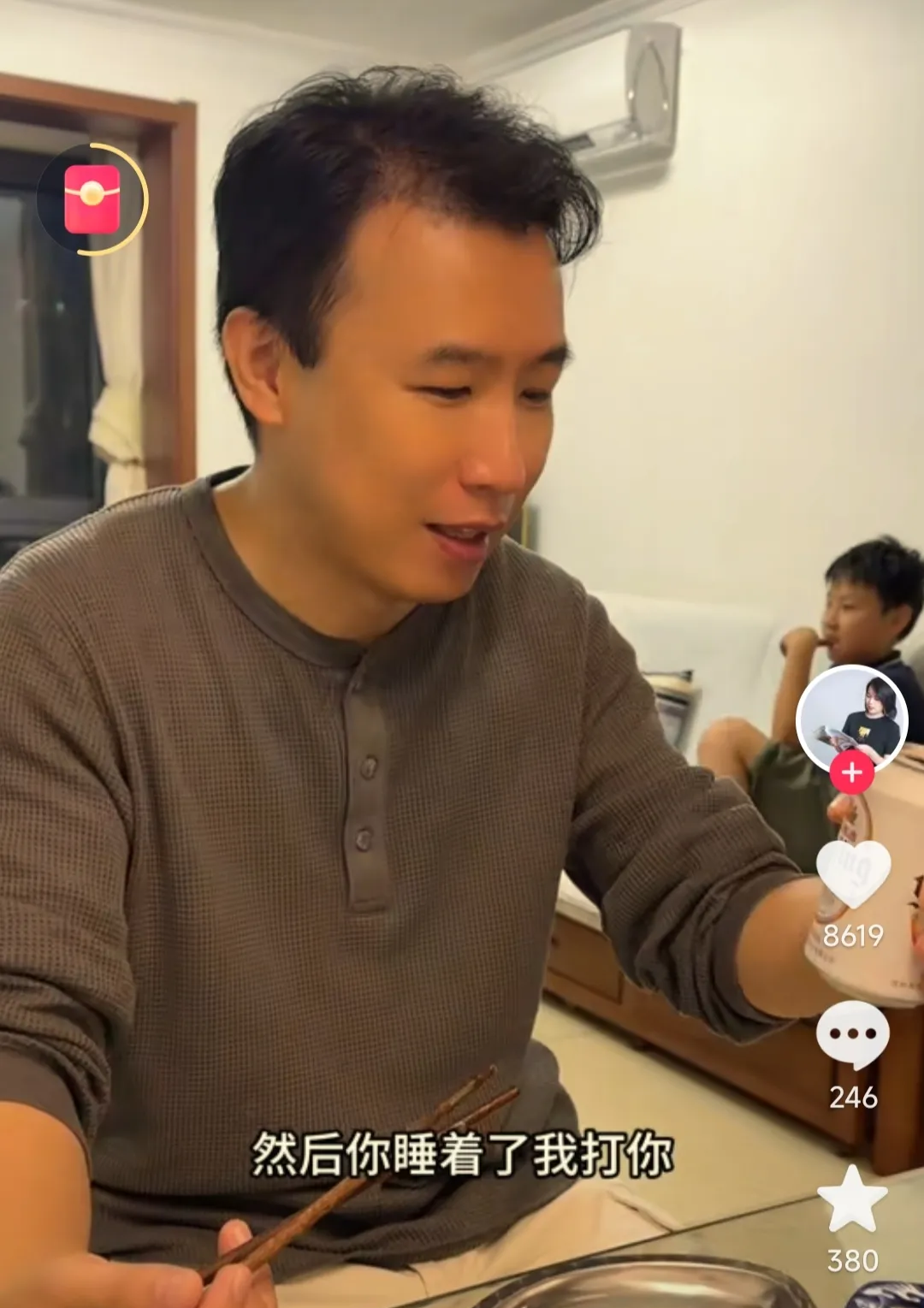 小二提着一袋鲜红的小龙虾,吭哧吭哧地赶往婆婆家吃饭