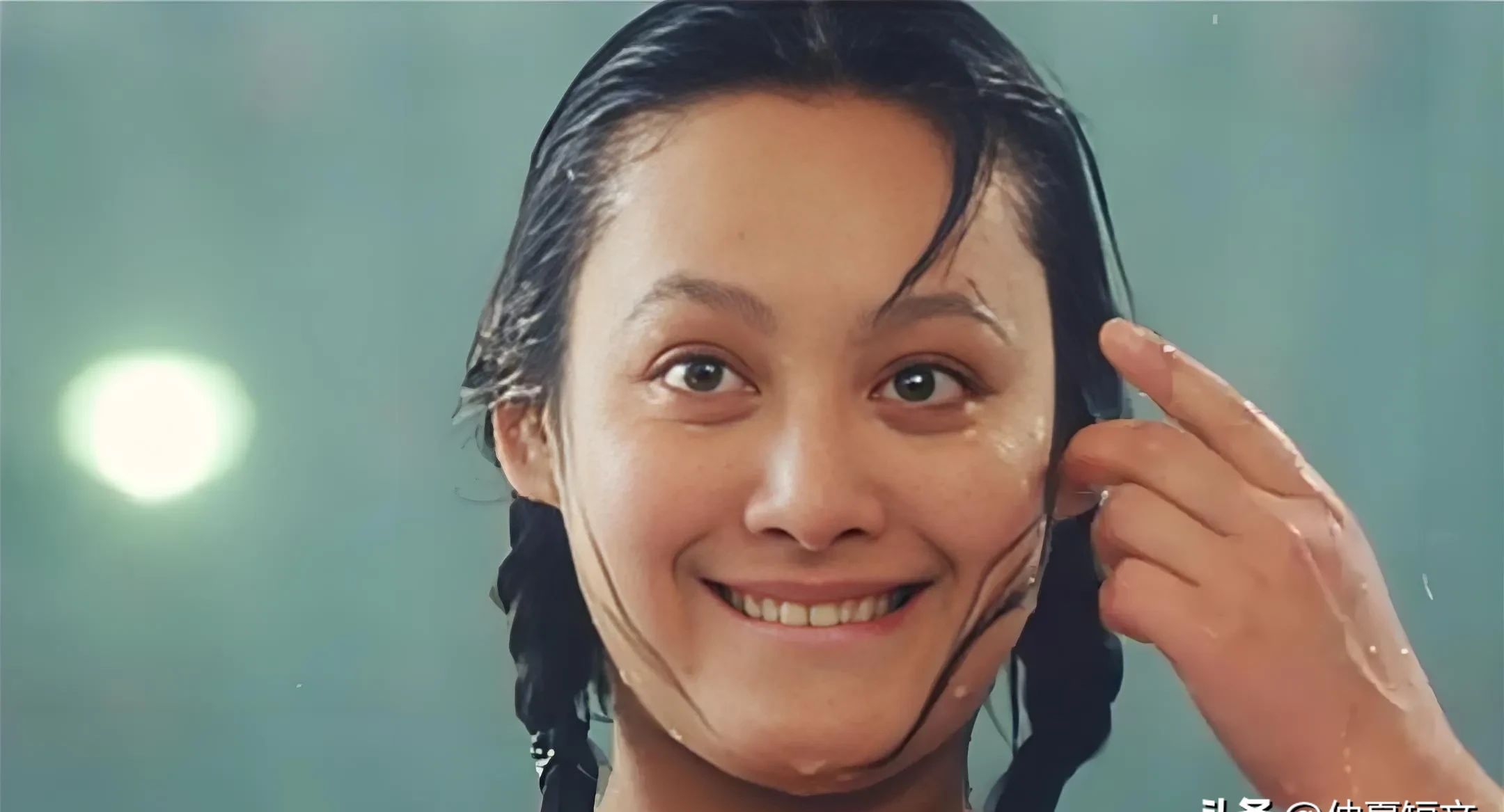 其实回顾两人的发展史,宁静在1993年23岁就拍了阳光灿烂的日子,1994年