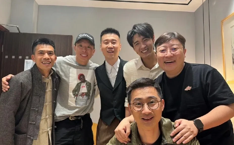 现在这么火,看个话剧居然会被观众认出来,围着他要签名的粉丝一大堆