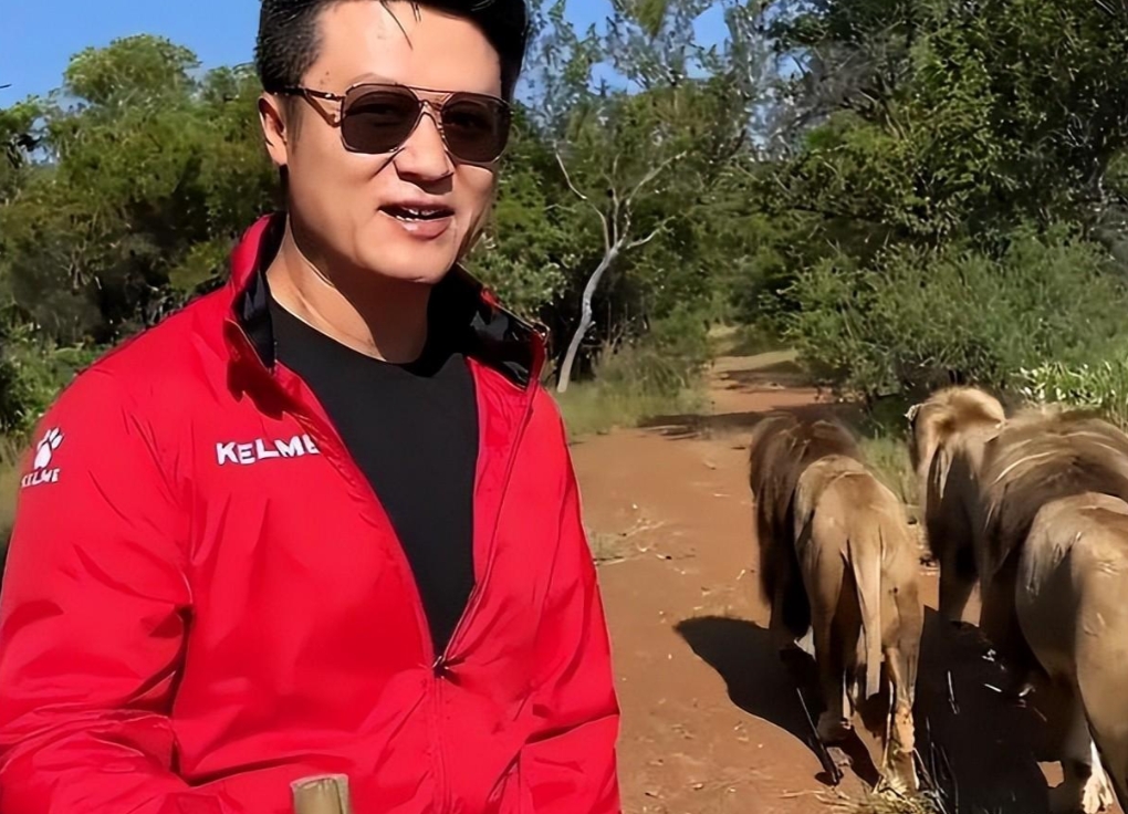 父母工作稳定,家境殷实,但为了王垚的未来,他们对他要求严格,尤其是在