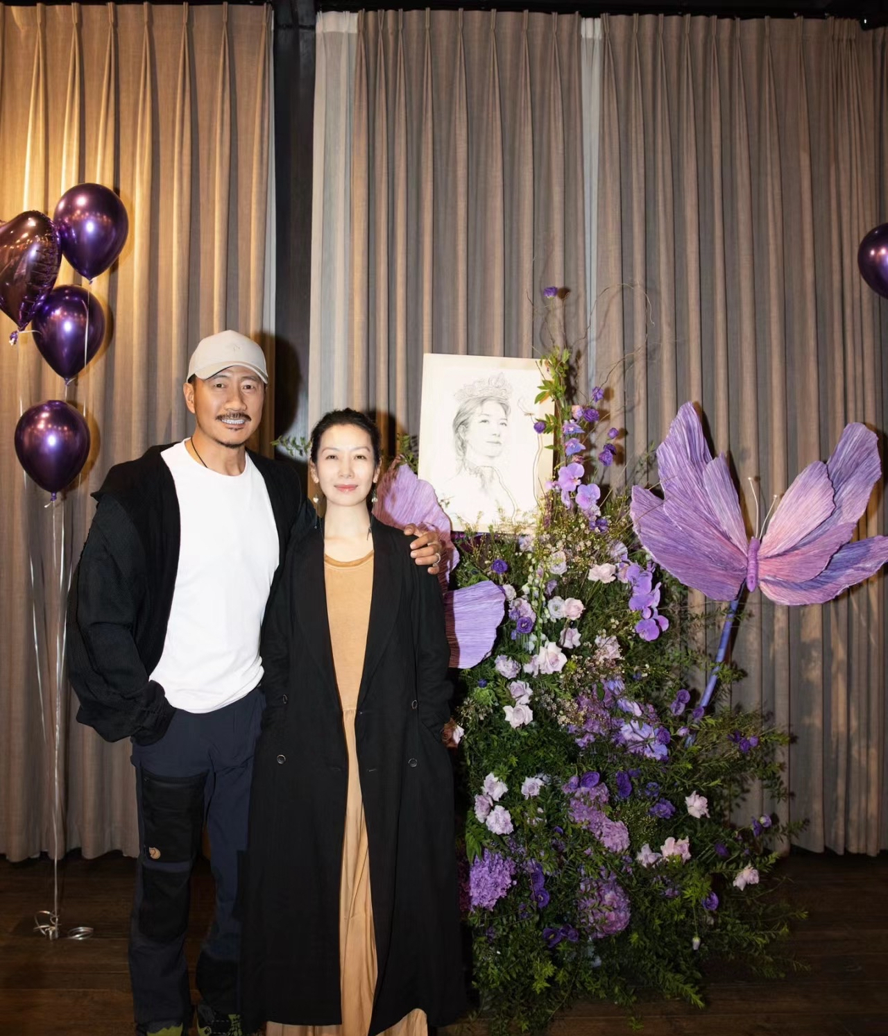胡军为爱妻庆生儿子亲手为妈妈佩戴项链女儿送上鲜花一家人洋溢着