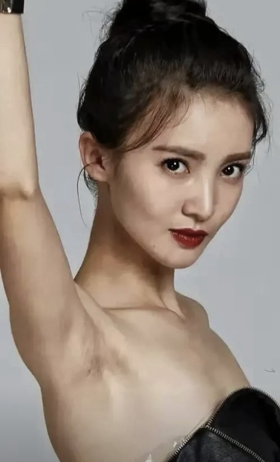 金晨在活动中以低胸装点亮全场优雅的锁骨和腋下线条引人注目