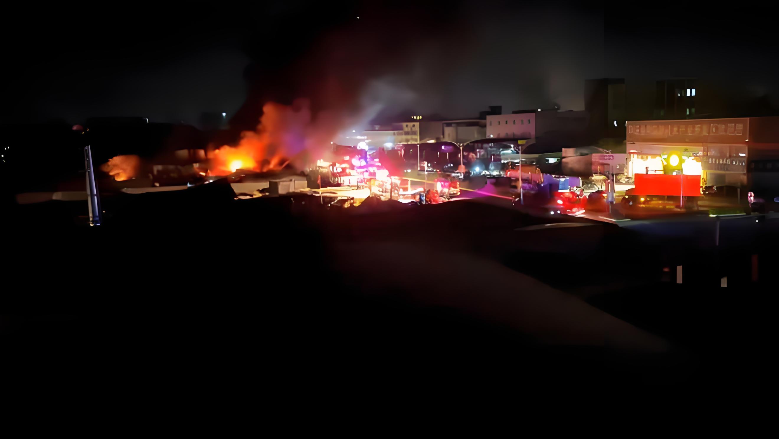 11月11日凌晨,广东肇庆市高要区金利镇的一家商铺突然发生火灾,这一