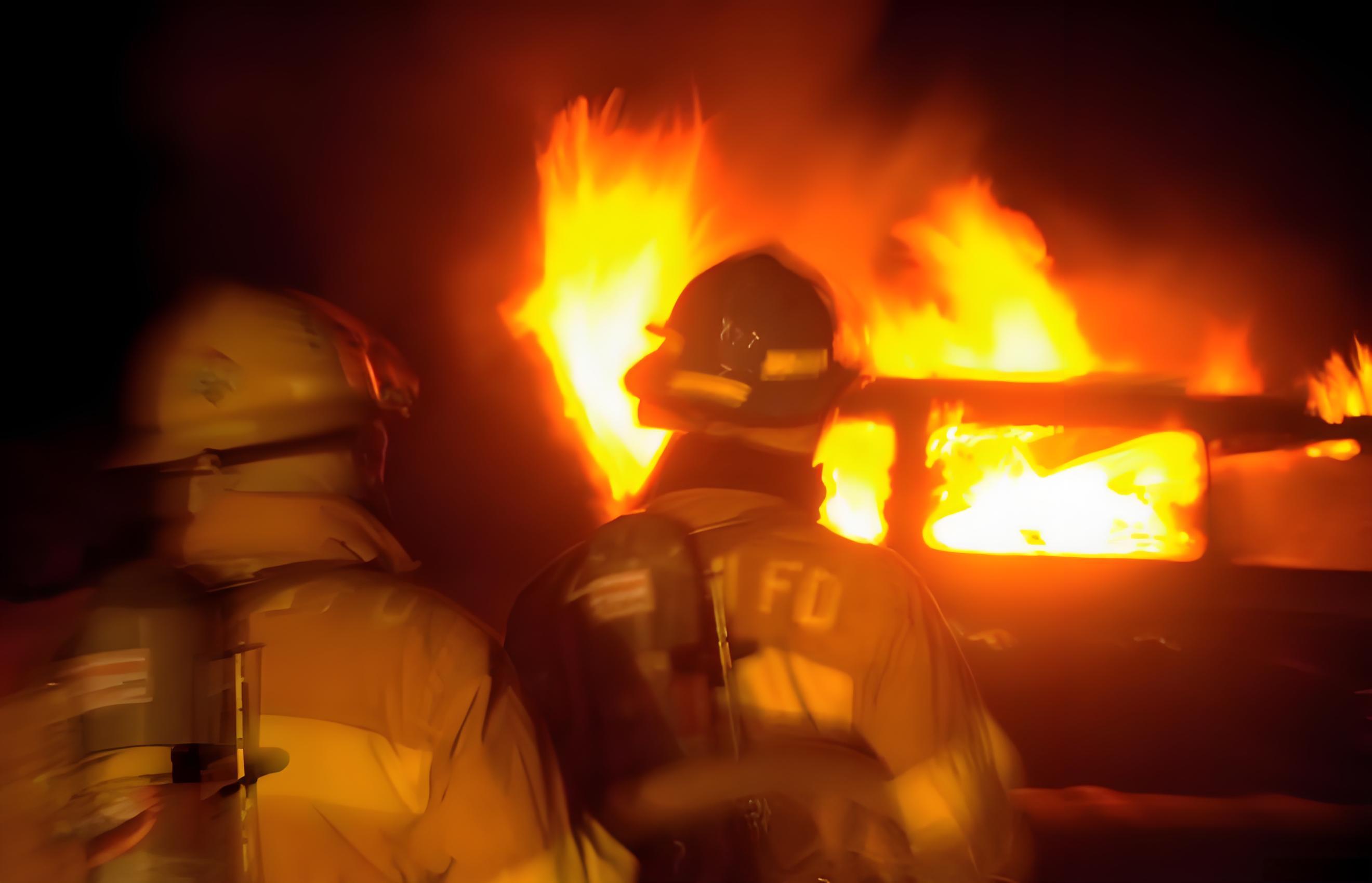 11月11日凌晨,广东肇庆市高要区金利镇的一家商铺突然发生火灾,这一