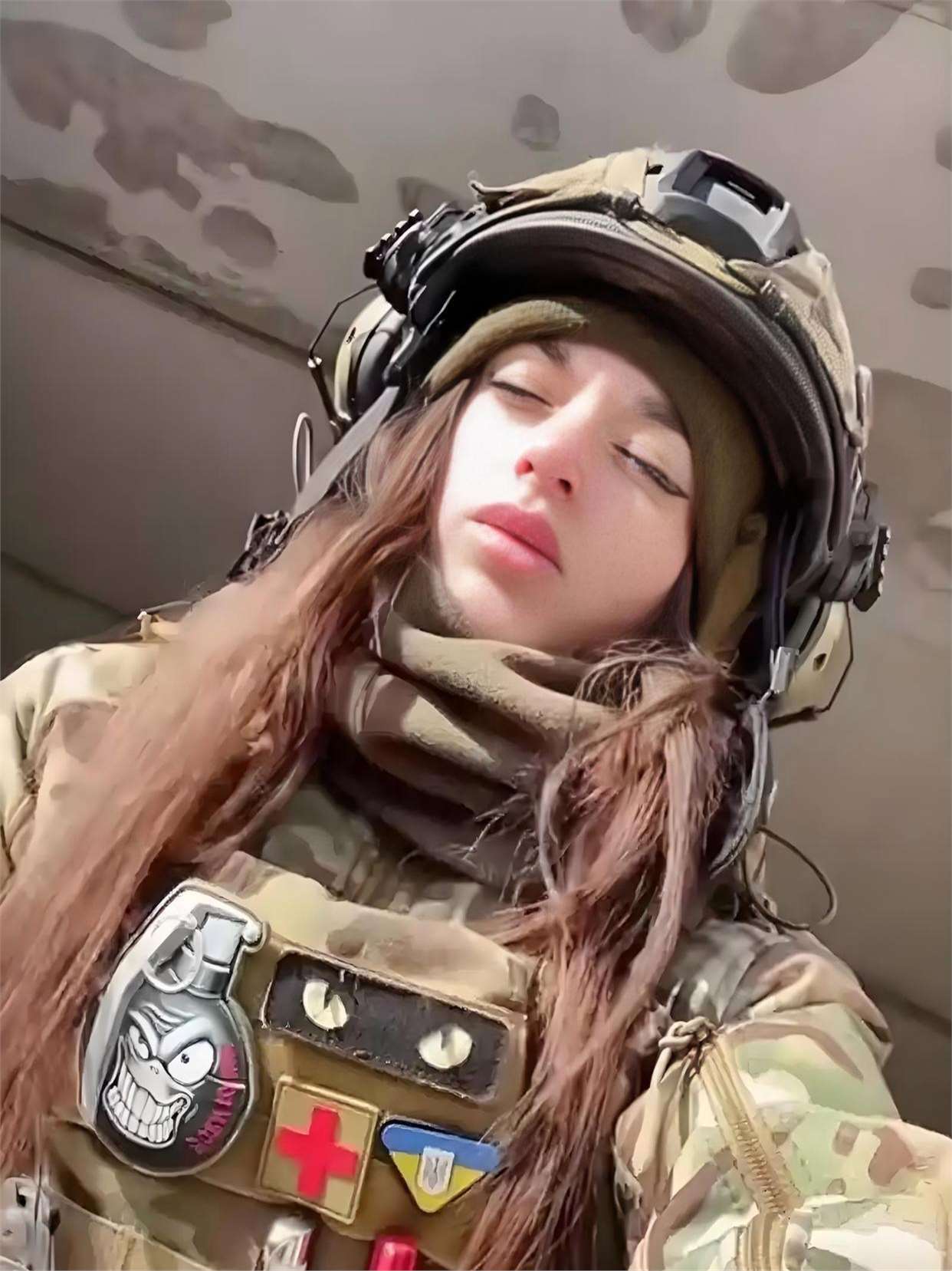 一位乌克兰女兵身体被炸成两截躺在荒草地里