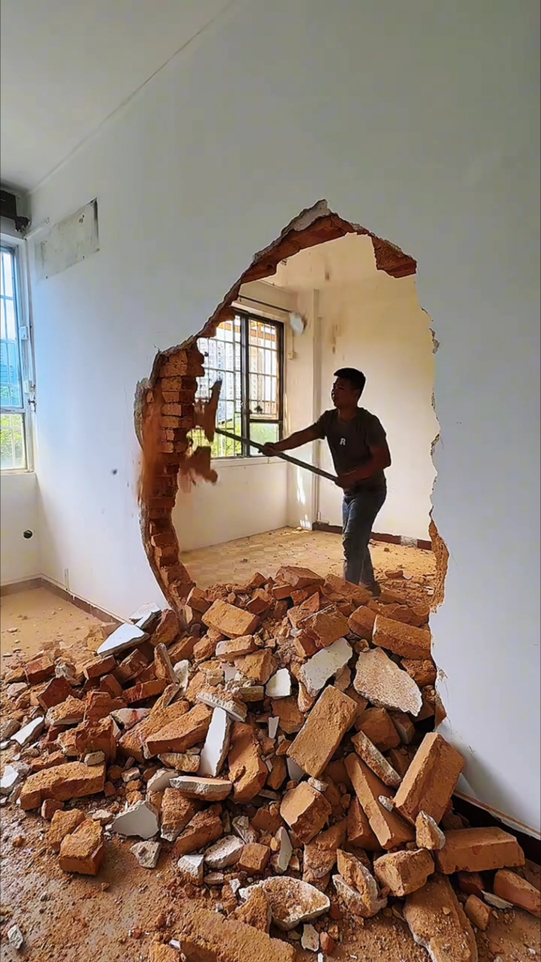 他当场惊得瘫在地上,回过神来心跳如鼓,满脑子都