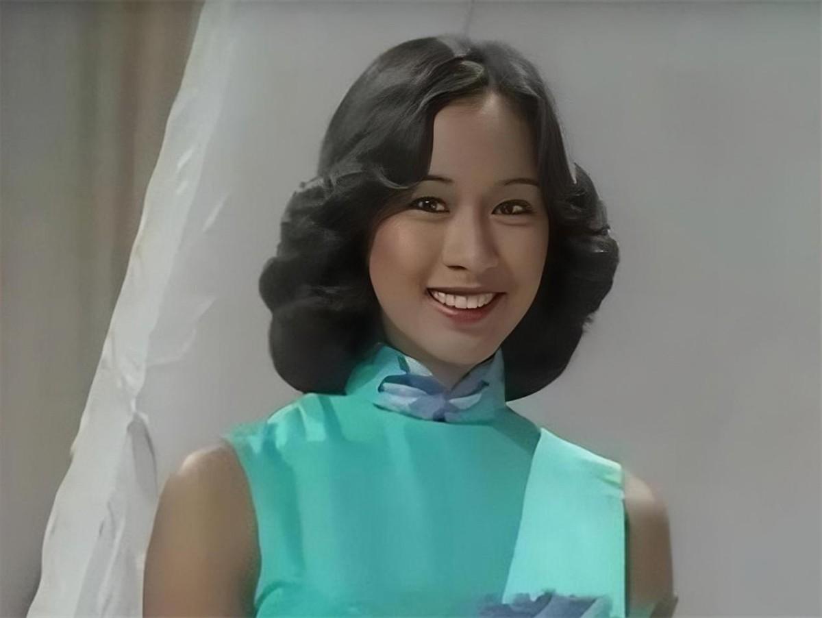 画面中的朱玲玲身材丰润,珠围翠绕,乌云叠鬟,杏脸桃腮,光莹华贵;一旁