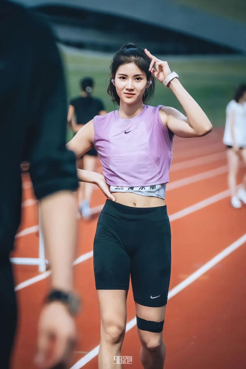 时发达的小腿肌肉好帅田径运动员肌肉女运动员小腿肌肉女运动员肌肉
