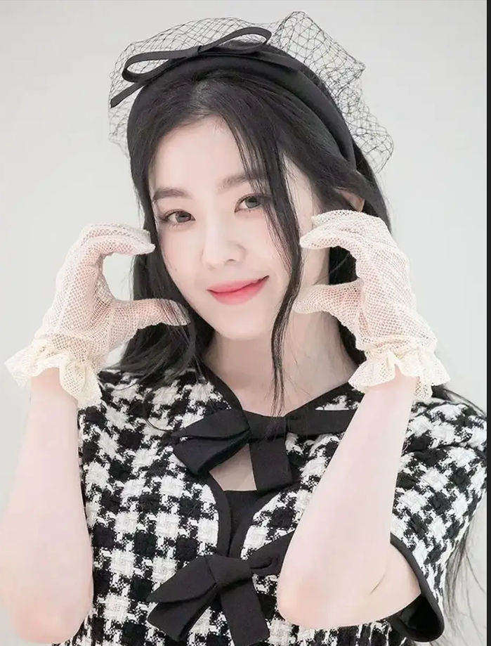 裴珠泫穿短裙戴蝴蝶结娇俏迷人 笑眼盈盈气质温婉