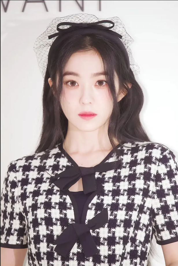 裴珠泫穿短裙戴蝴蝶结娇俏迷人 笑眼盈盈气质温婉