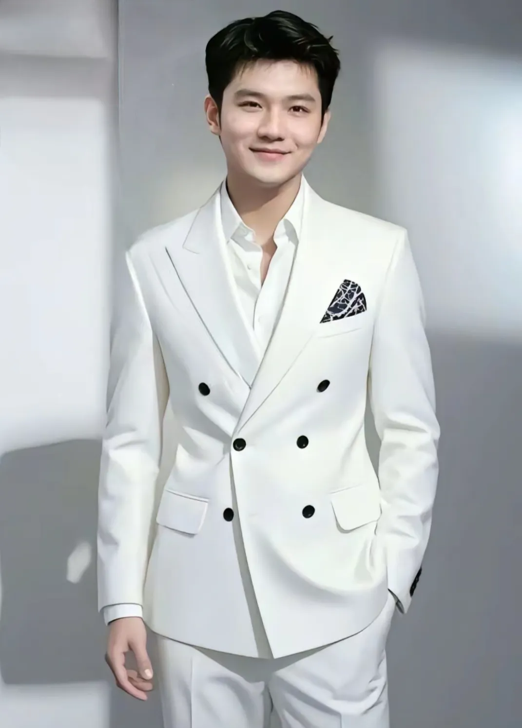 看到樊振东的这张照片,真让人眼前一亮,感觉这小伙子真帅