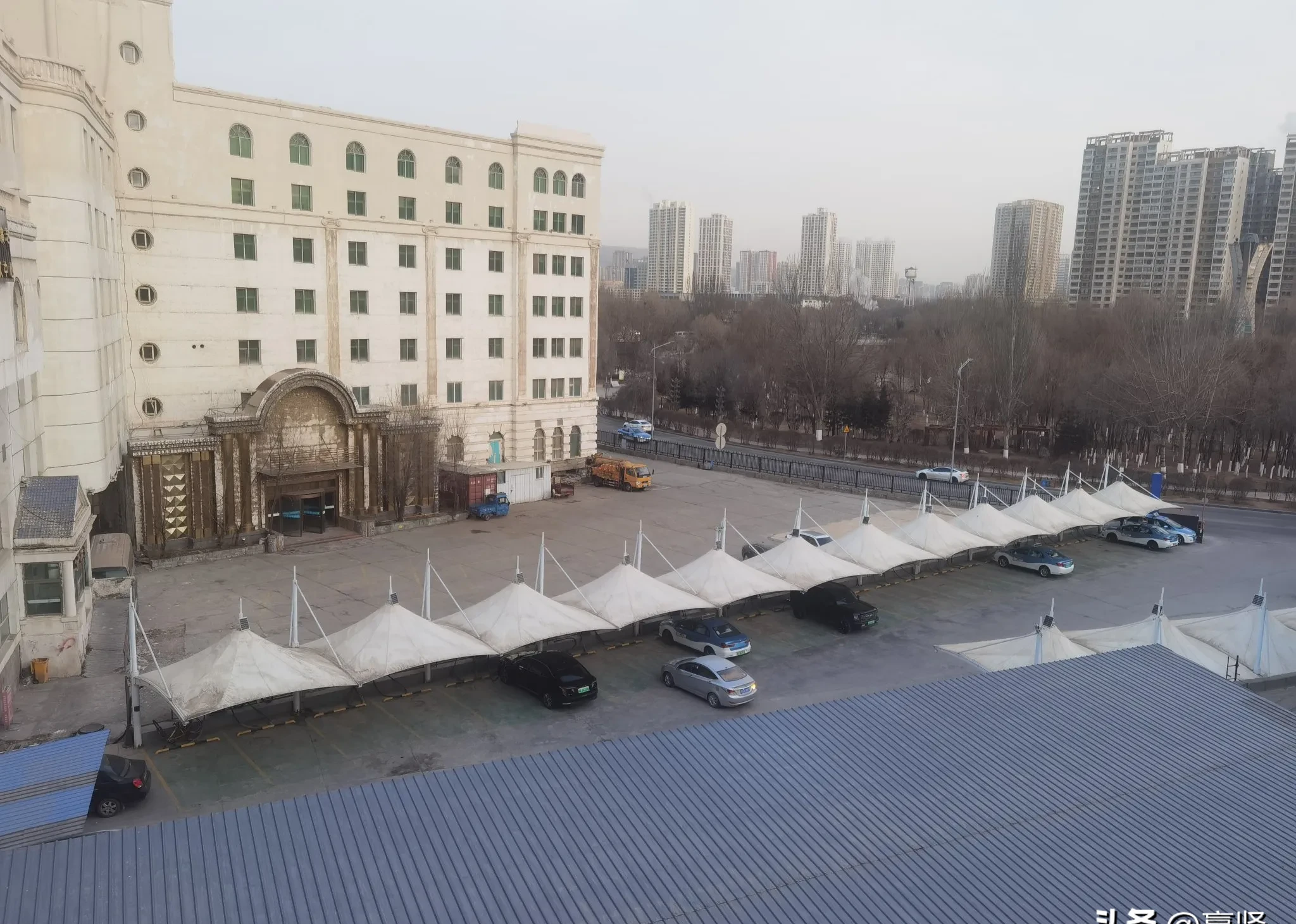 占地非常大,是市区里湿气最重青海省西宁市城西区同仁路2号东湖宾馆内