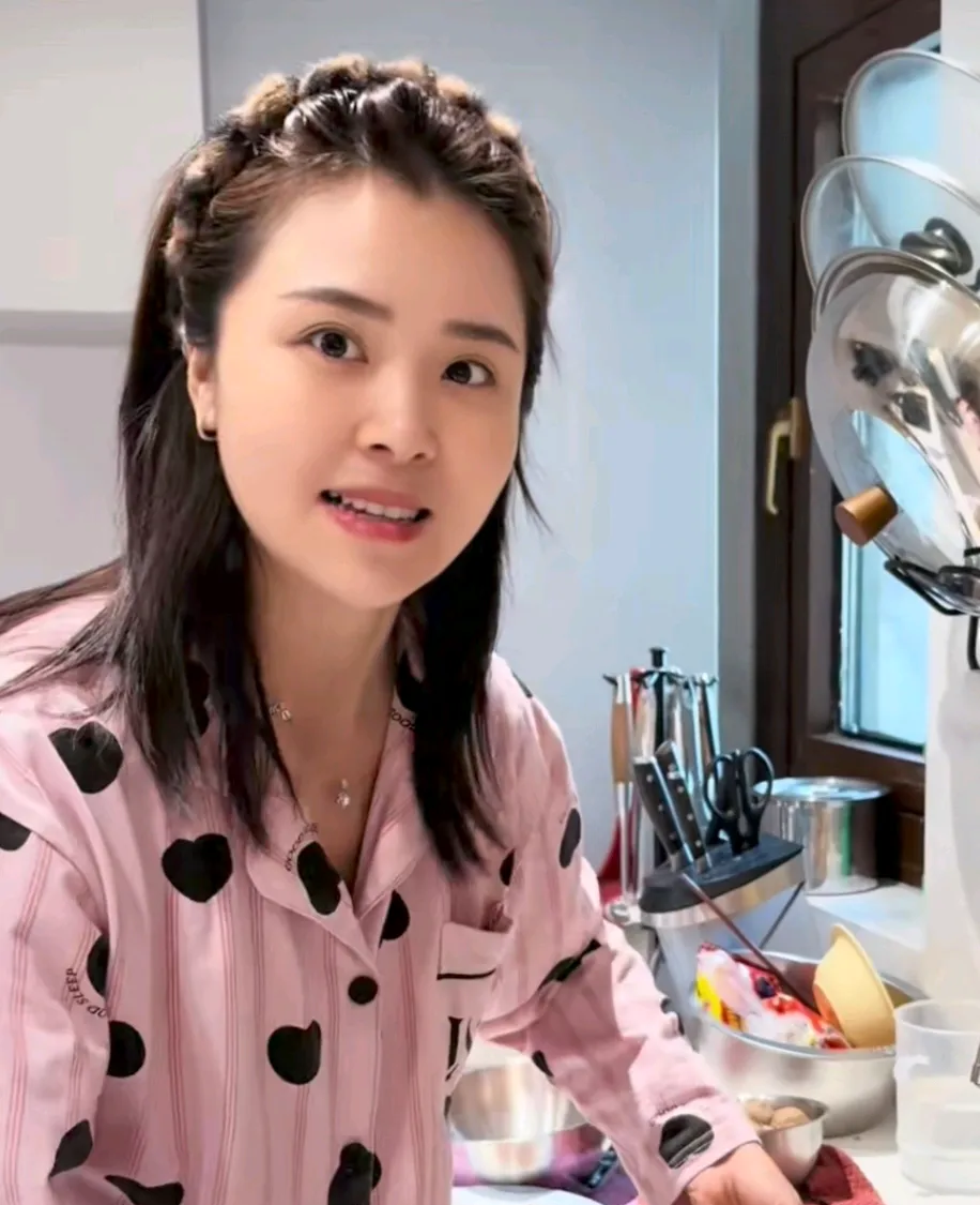 路妹玲玲和大元不想让子淳觉得失落,于是他们就在郑州吃火锅