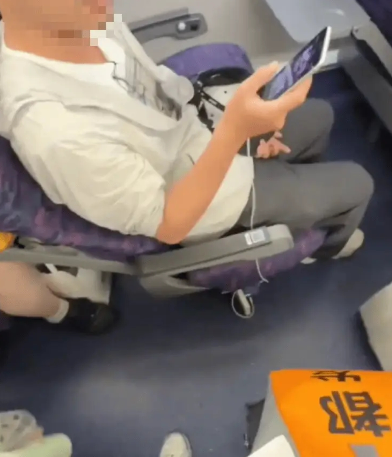 母女俩列车霸座还持刀威胁看12306如何回应?