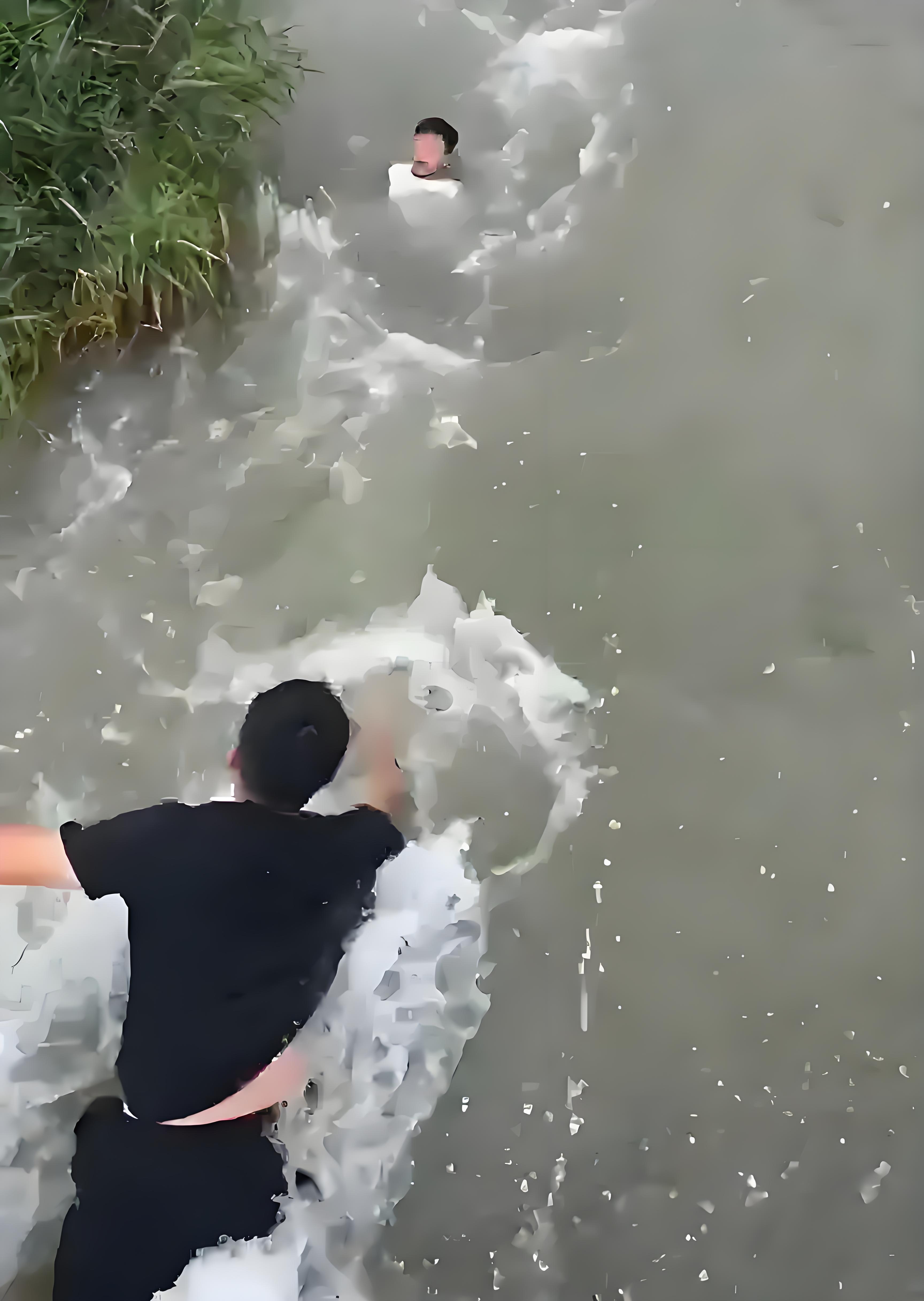 20多岁的时候,在江边救起来一个溺水的孩子,我家是个小地方,孩子父母