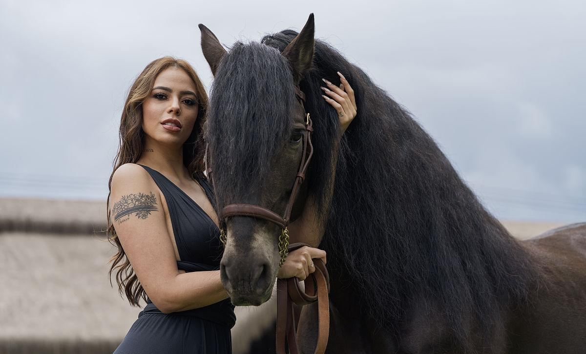 下午上班刚到办公室,主任就笑咪咪地叫住我,让我送