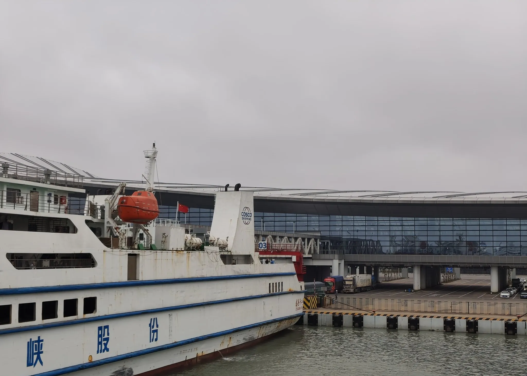 今天离开住了五个月的海南小窝,现在静静坐在海口16号船的客舱里,等着