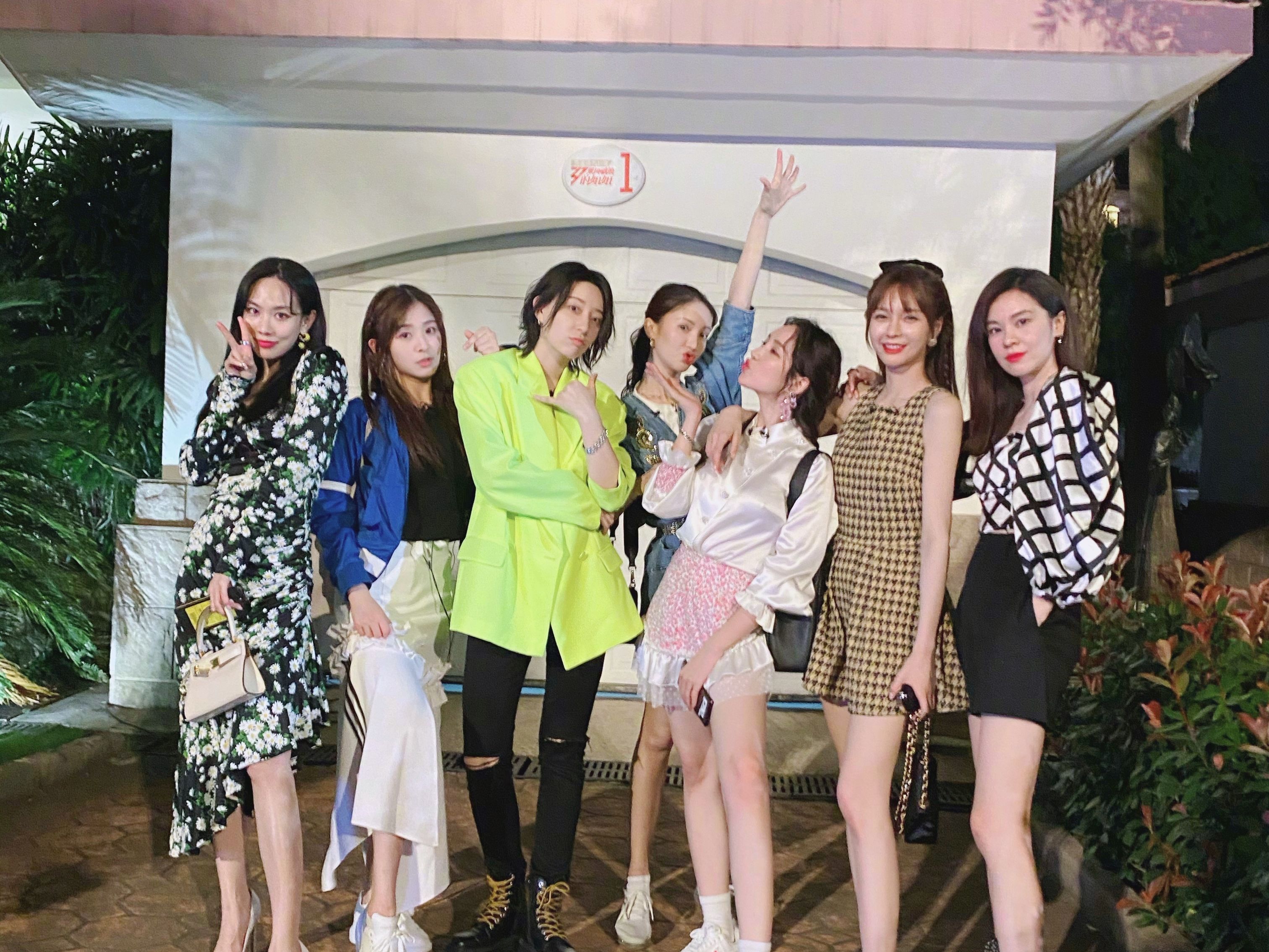 浪姐一代《大碗宽面》郁可唯,孟佳,沈梦辰,李斯丹妮去了王霏霏演唱会