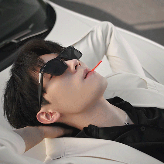 周翊然白西装墨镜造型花絮vlog来啦～戴墨镜开跑车帅的一批,上流社会