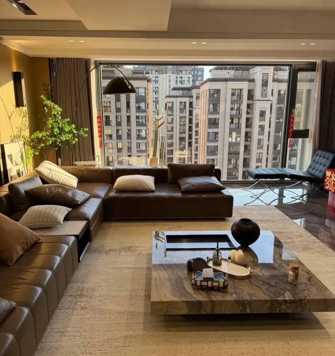 这两天老丈人家可热闹了,连襟出轨啦,小姨子哭哭啼啼回来