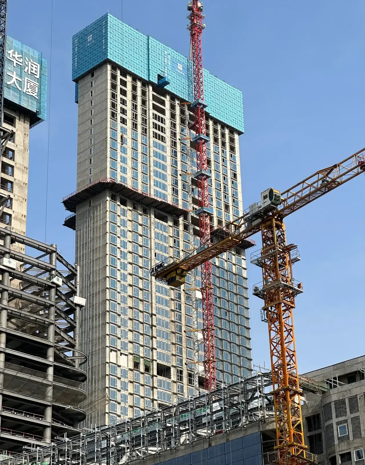 7:00:起床洗漱,去食堂吃早饭,边吃饭边给下属谈论当天的工作部署情况