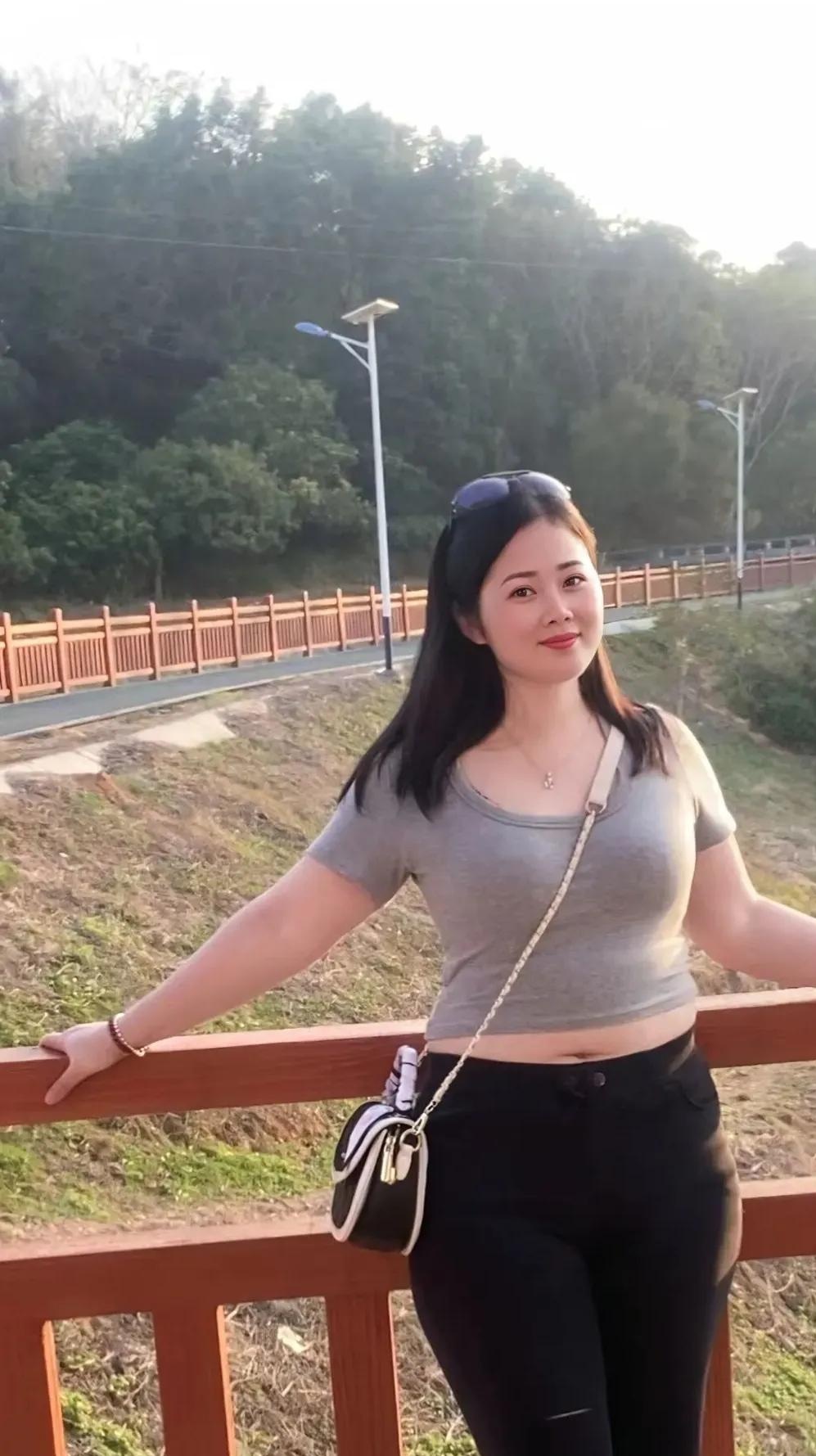 40岁的姐妹总担心穿衣服显胖,但换个思路,微胖也能穿出魅力