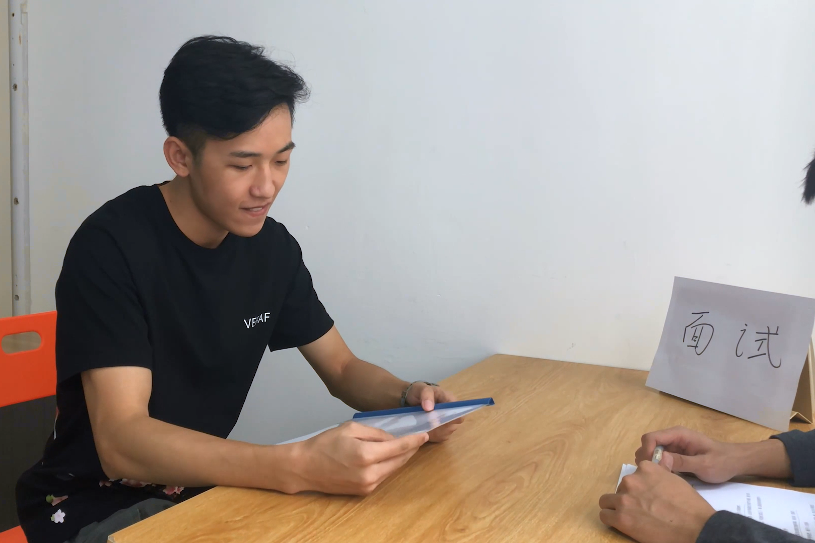 太原一名22岁男大专生,乘高铁去参加200多人的面试,他拿到号码125号