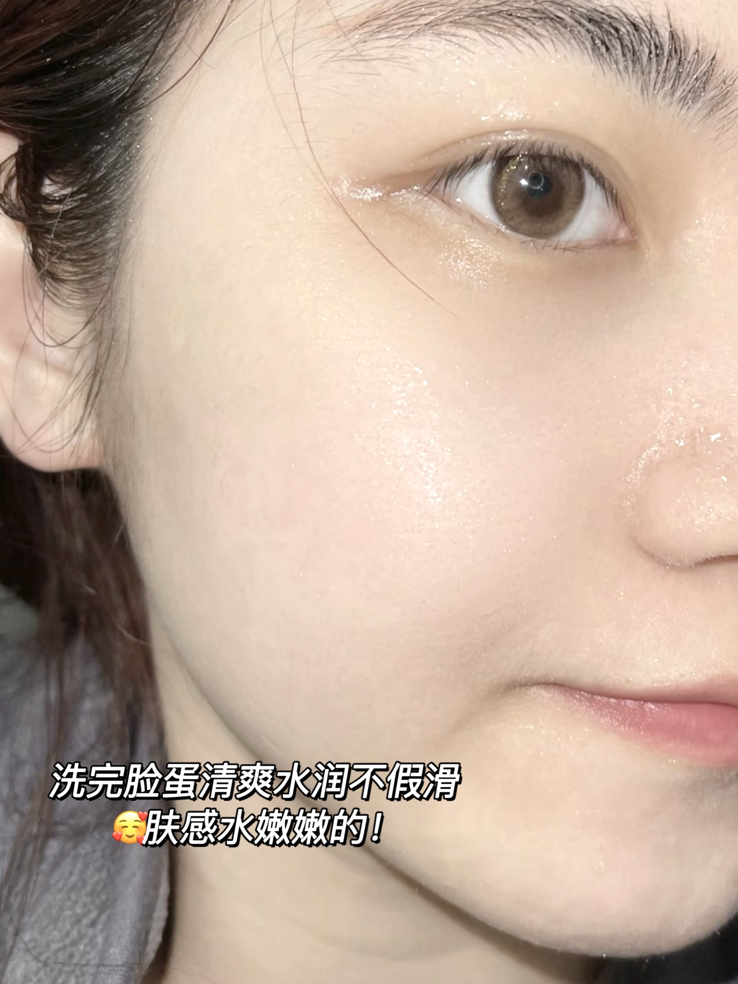 它是我日常护肤的必备品每次使用后都会让我感觉肌肤焕然一新