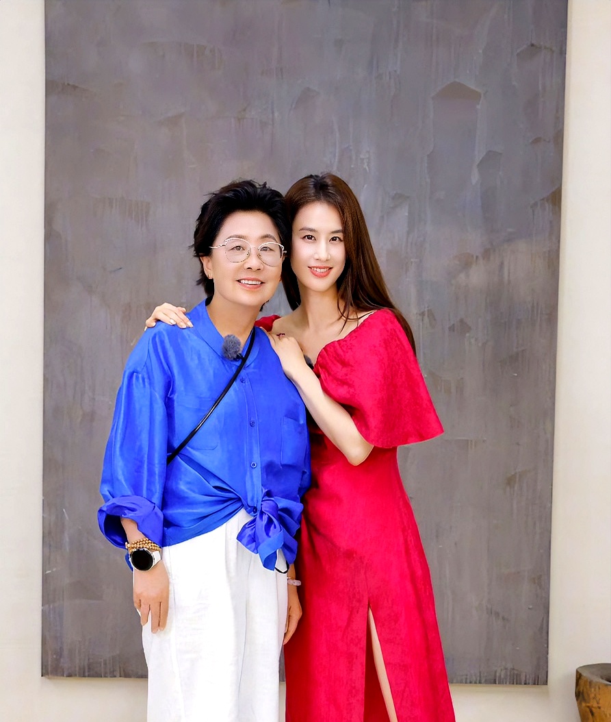 黄圣依刚说完要推掉工作陪母亲环游世界,74岁的邓女士把茶杯往桌上一