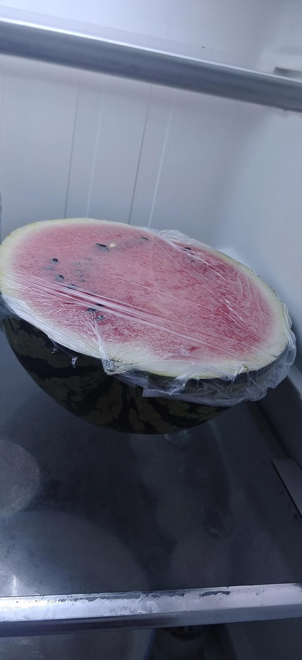 最近的天气一直很凉爽,冰箱里放着半个西瓜还没吃