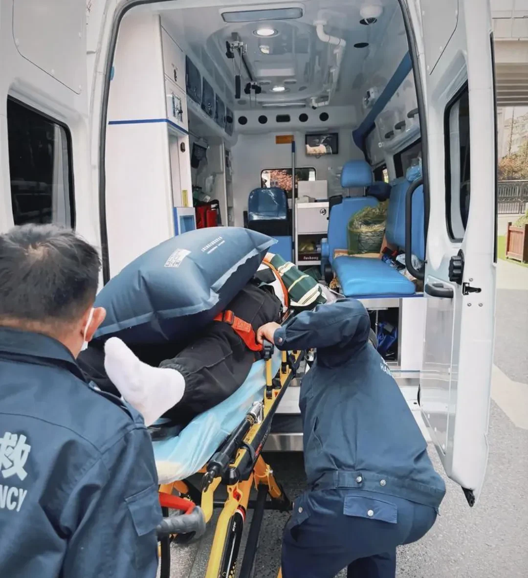 那会儿我们都已经睡了,我老公赶紧爬起来,我赶紧跑