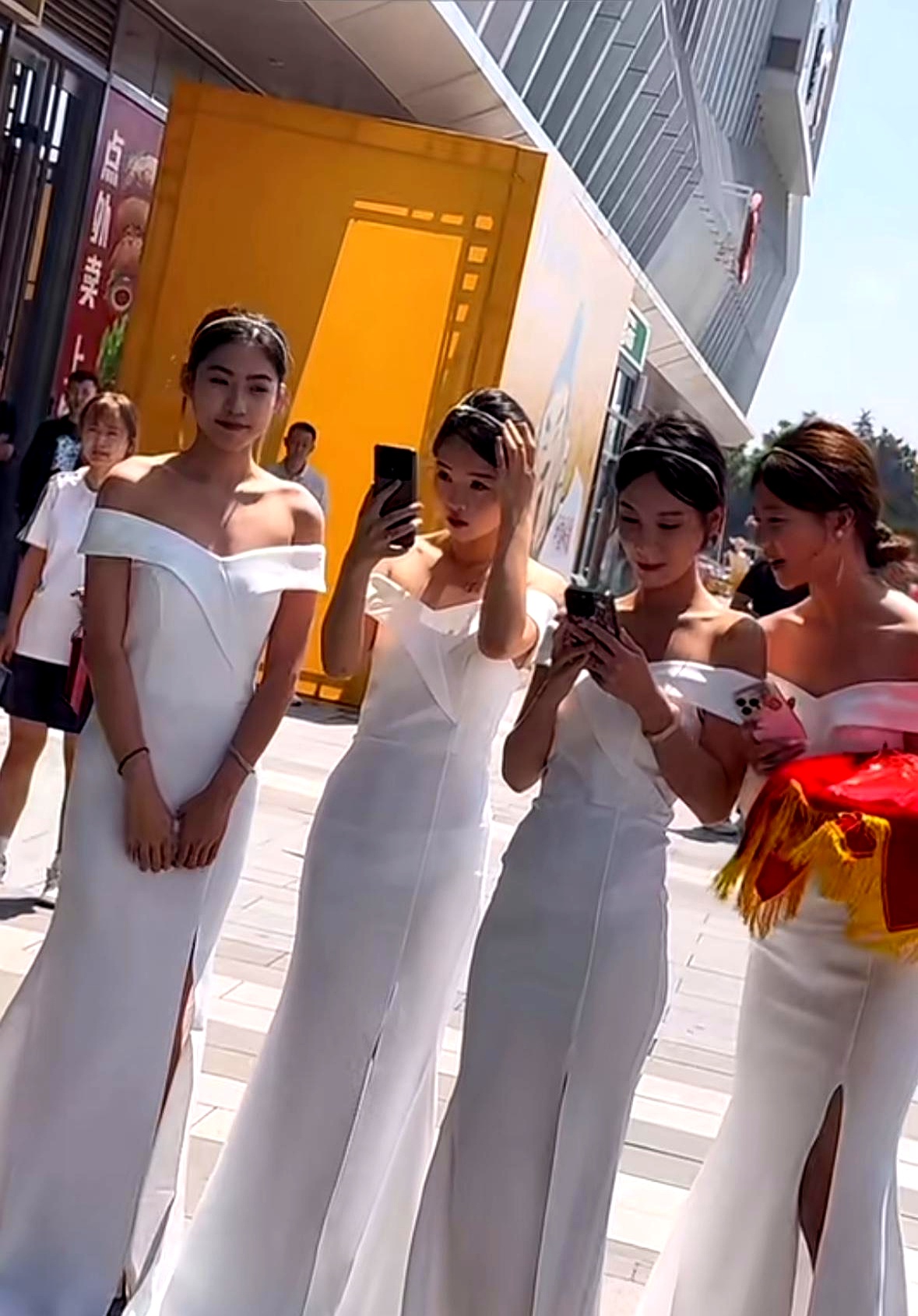 最近,他跑到山东日照万达广场,为自己的服装品牌"达卡尔"做宣传