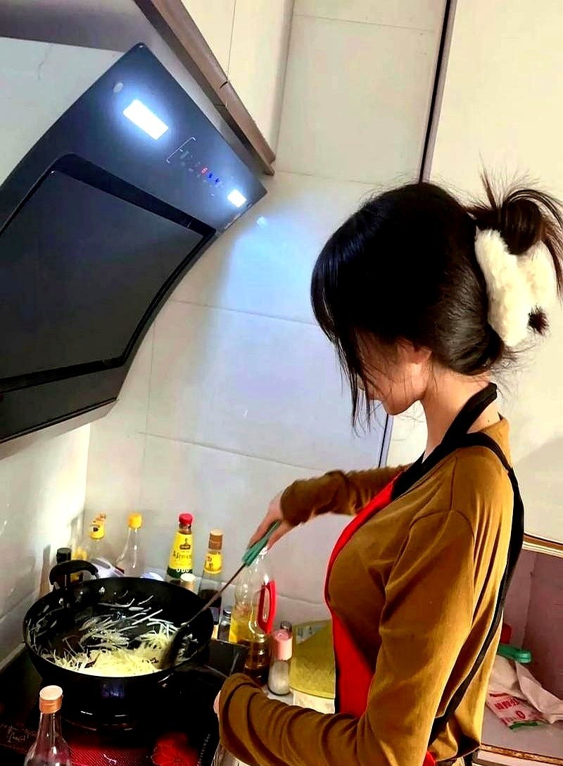 我女人做饭背影妹妹在厨房清理菜妈妈做饭背影图片和女朋友在合租房