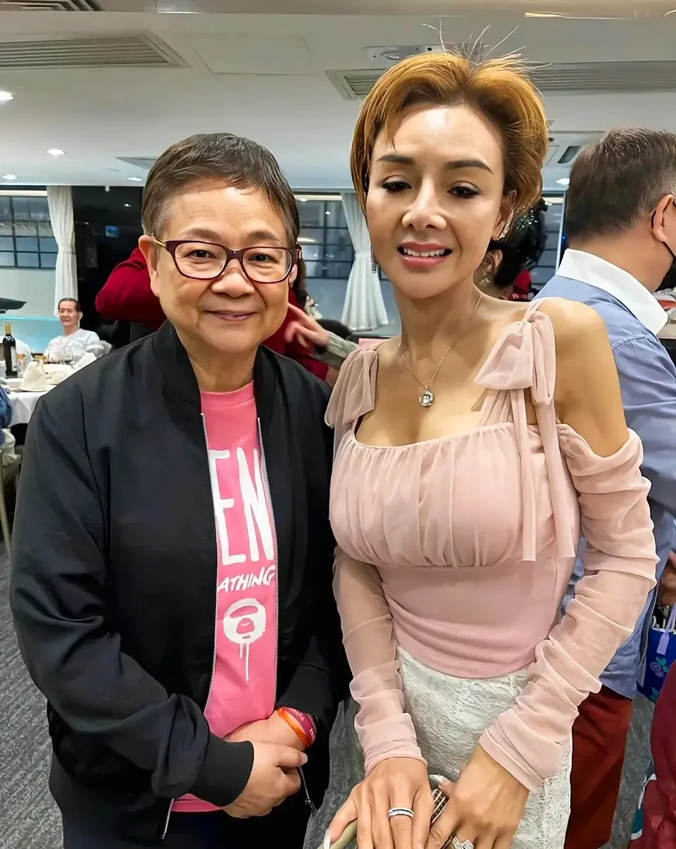 快60岁了,58岁生日那天瘦得像个皮包骨,邀请了一大帮香港娱乐圈的大咖