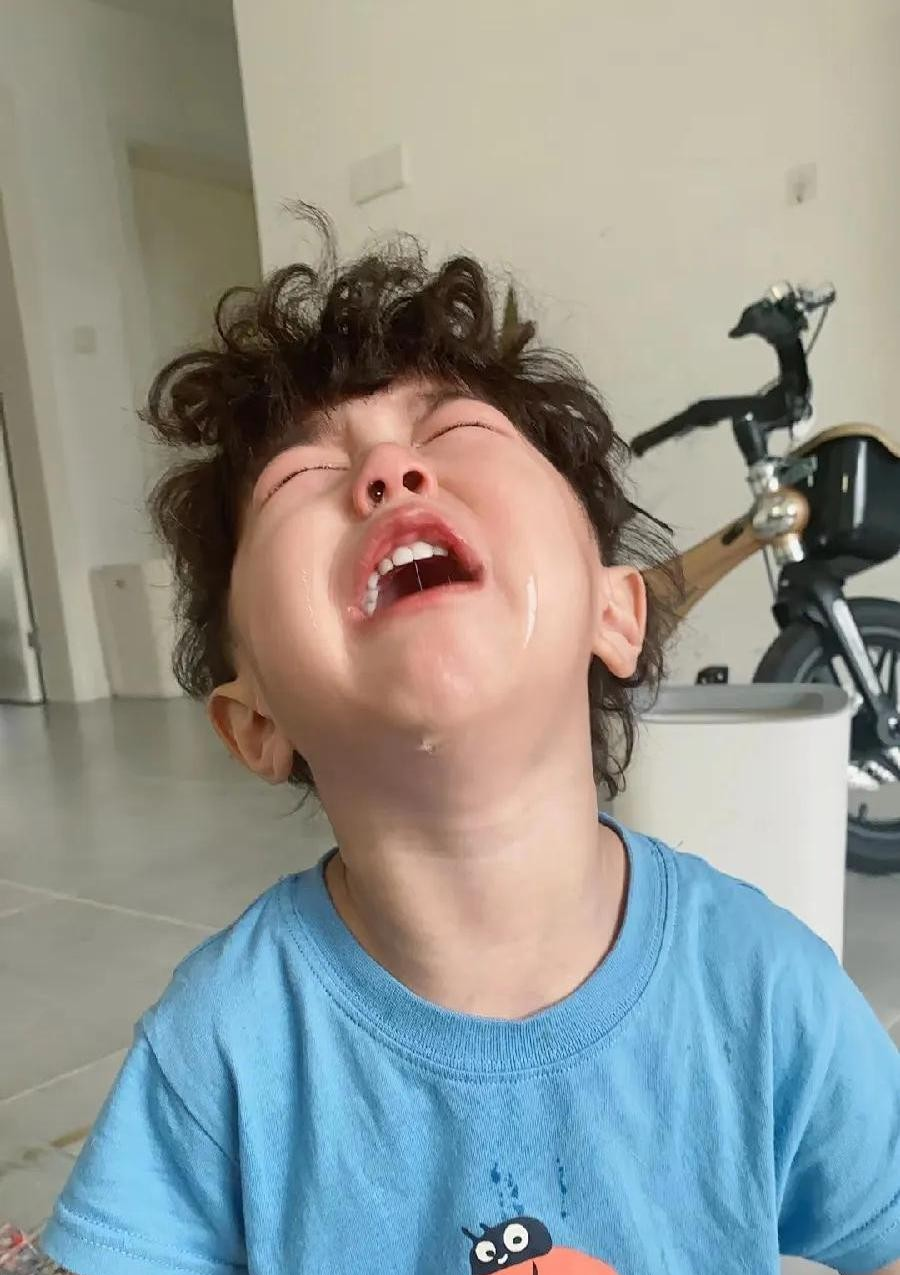 毕竟前两天去看的时候,电影院里挤小孩脸表情包孩子满嘴网络梗小朋友