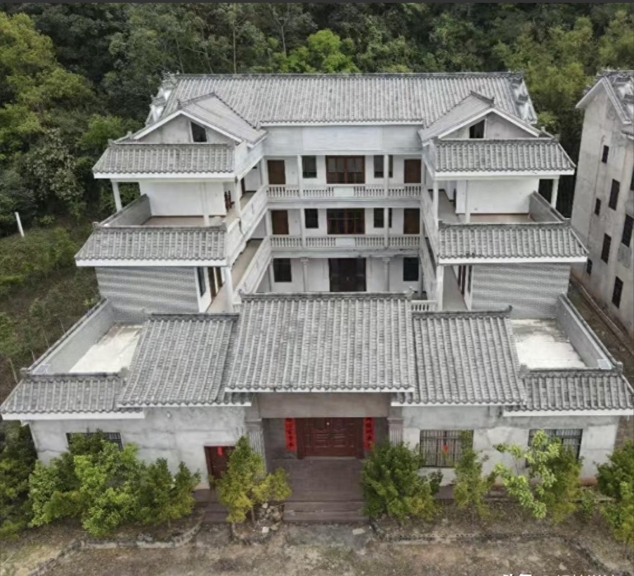 广西玉林,村民看到村里有两幢豪宅建在树林河流之间,疑似违法占地建设